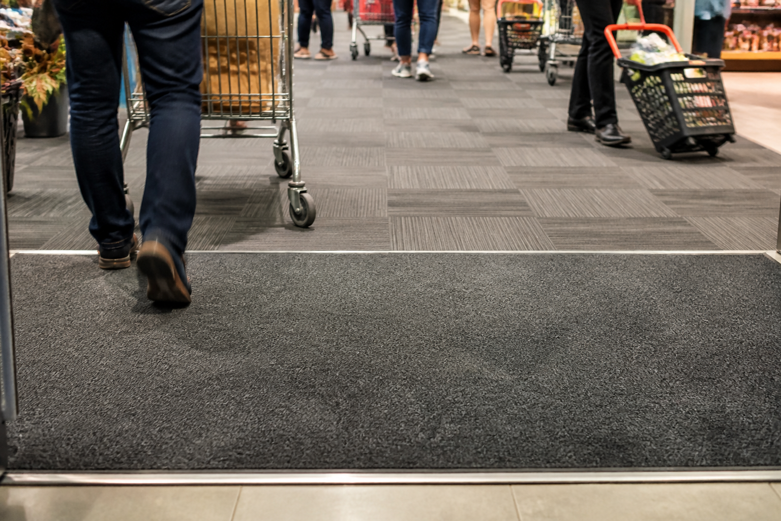 Needlefelt vs Tufted Contract Carpet Tiles: Specifying Heavy Commercial Wear Layers for High-Footfall Retail Hubs