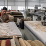 Hand-Tufted vs Automated Robot-Tufted Rugs: Sourcing Margins and Defect Rates for High-Volume Retailers